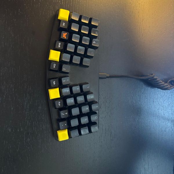 Keyboardio Atreus sobre escritorio