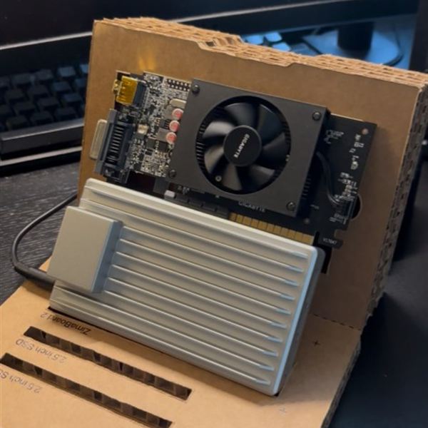 ZimaBoard 2 en soporte de cartón con tarjeta PCIe